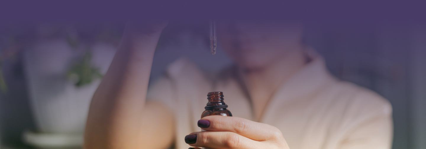 Xícara em composição calma com elementos naturais