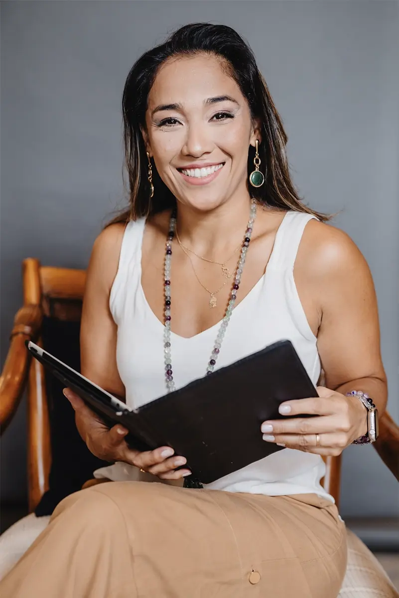 Eliany Uemura em ambiente acolhedor de atendimento